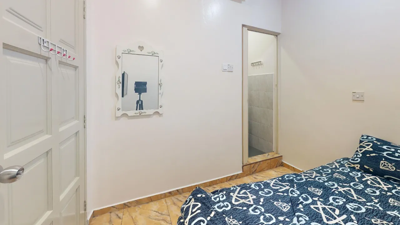 Queen Room Bathroom